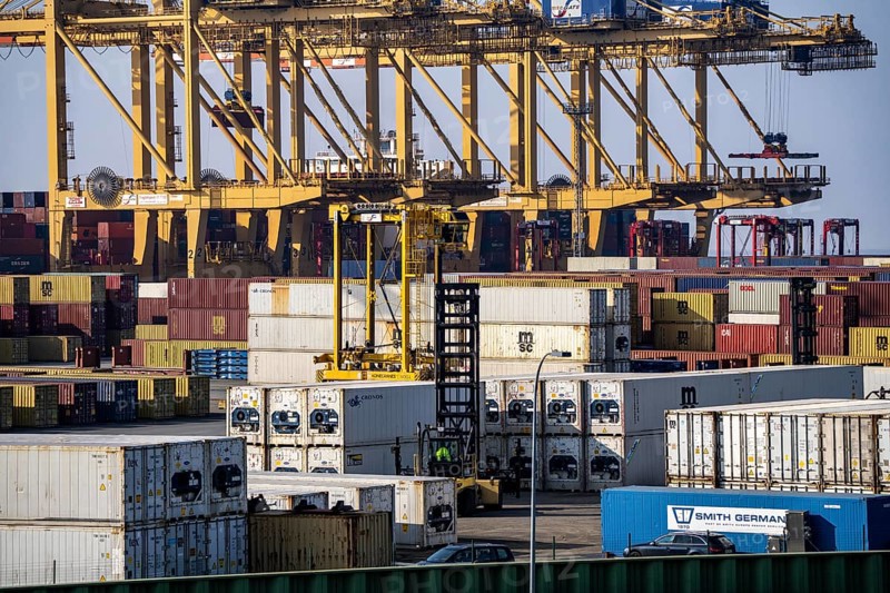 Container terminal in the seaport of Bremerhaven, Eurogate Container Terminal with almost 50 container gantry cranes, cranes, on a length of over 4 KM at the mouth of the Weser, straddle carriers bring the containers to and from the container ships, or store them between, Bremerhaven, Bremen, Germany, Europe