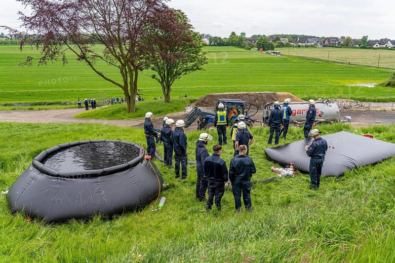 Forest fire-fighting exercise by the Essen fire brigade, the water supply was rehearsed over longer distances to the scene, water basins were set up there from which a fire-fighting helicopter can take water, 10 cubic metres capacity, North Rhine-Westphalia, Germany, Europe