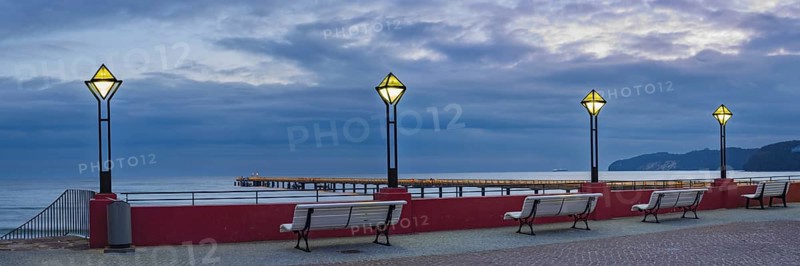 Kurplatz in front of the spa hotel Binz, behind it the pier, seaside resort Binz, island Rügen, Mecklenburg-Vorpommern, Germany, Europe