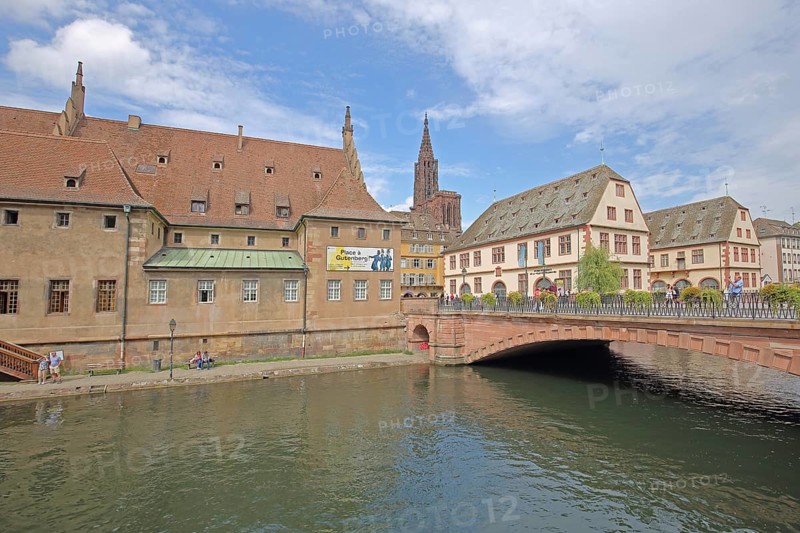 Ancienne douane, old customs house with stone arch bridge Pont du Corbeau and Musée historique, historical museum, building, church tower of the UNESCO cathedral, Ill, Grande Île, Strasbourg, Bas-Rhin, Alsace, France, Europe
