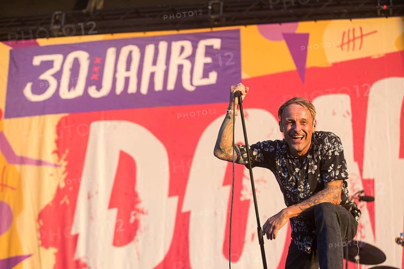 Ingo Knollmann, singer of the Donots at the Highfield Festival on Friday, Störmthaler See, 16.08.2024