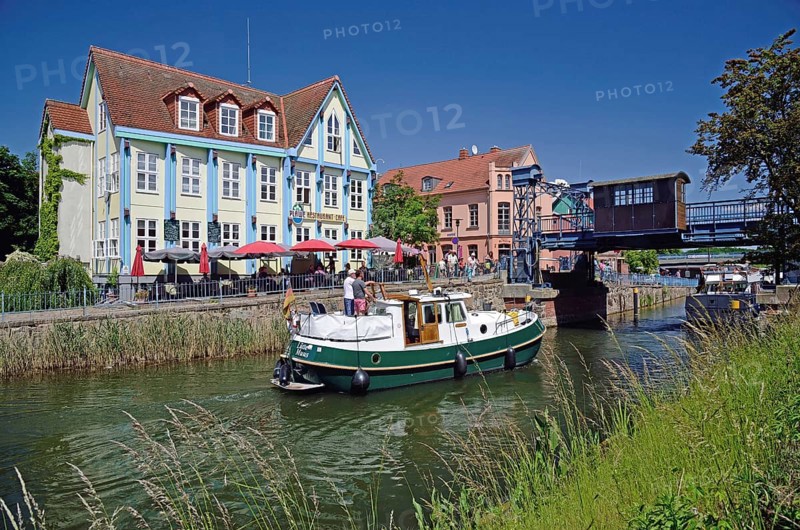 Europe, Germany, Mecklenburg-Western Pomerania, Plau am See, Lake Plau, Elde-Müritz waterway, lift bridge built in 1916, Plau am See, Mecklenburg-Western Pomerania, Germany, Europe
