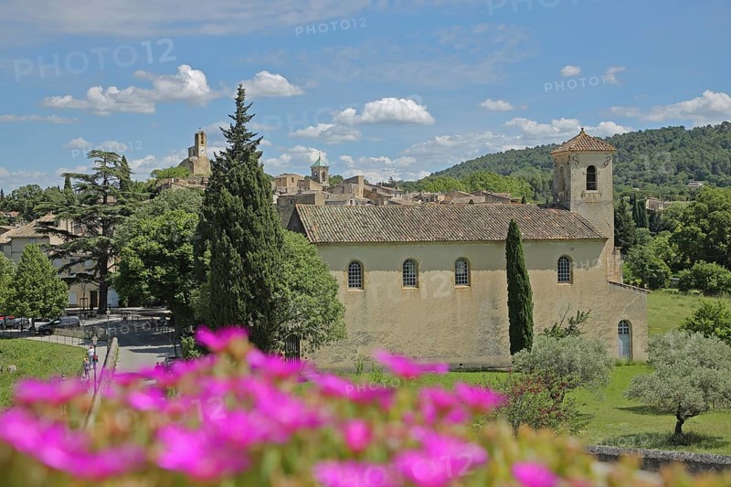 Temple, church, floral decoration and townscape of Lourmarin, Luberon, Vaucluse, Provence, France, Europe