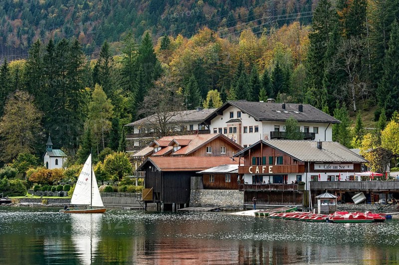 Sailing boat, lakeside café, inn, shore of Urfeld am Walchensee, municipality of Kochel am See, Upper Bavaria, Bavaria, Germany, Europe