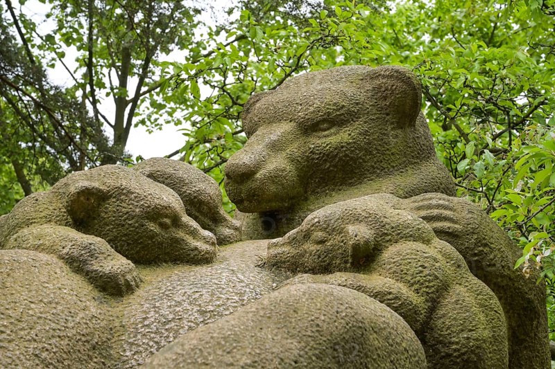 Sculpture, Suckling Bear, Bears by Hugo Lederer, 1928, Martin-Buber-Straße 20, Zehlendorf, Steglitz-Zehlendorf district, Berlin, Germany, Europe