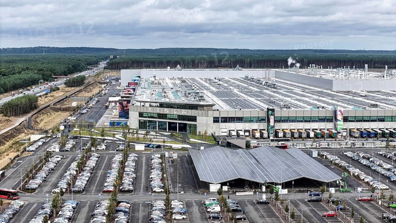 Tesla Giga Factory on the A10 motorway, at the front of the picture is a photovoltaic system above a charging station for electric vehicles, Grünheide, 25.09.2024., Grünheide, Brandenburg, Germany, Europe