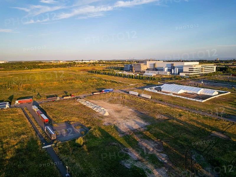 The Taiwanese chip manufacturer TSMC is building a new chip factory in Dresden together with Bosch, Infineon and NXP. The site is next to Bosch's new location in the north of Dresden. Construction of the new TSMC chip factory in Dresden is due to begin on 20 August. The chip manufacturer's CEO is also expected to attend the ground-breaking ceremony in Dresden. The plant is scheduled to open in 2027. Two heavily guarded tents behind a construction fence are the signs of the start of construction, aerial view TSMC site, Dresden, Saxony, Germany, Europe