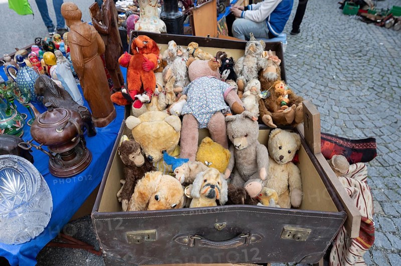 A suitcase full of nostalgic teddy bears, at a flea market, Schärding, Lower Austria, Austria, Europe