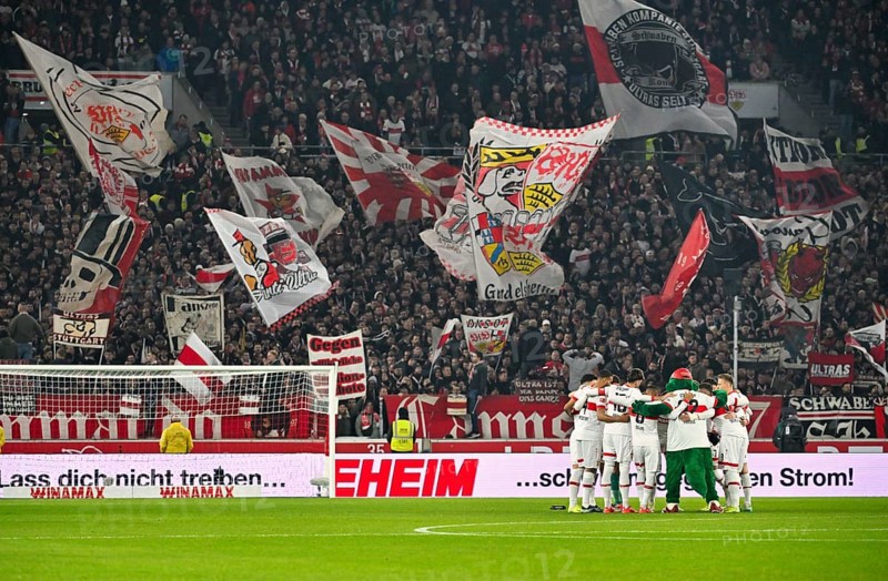 Team building, team circle in front of the start of the match, VfB Stuttgart with mascot Fritzle VfB Stuttgart in front of Cannstatter Kurve, VfB Stuttgart, fan block, fans, fan curve, flags, flags, atmosphere, atmospheric, MHPArena, MHP Arena Stuttgart, Baden-Württemberg, Germany, Europe