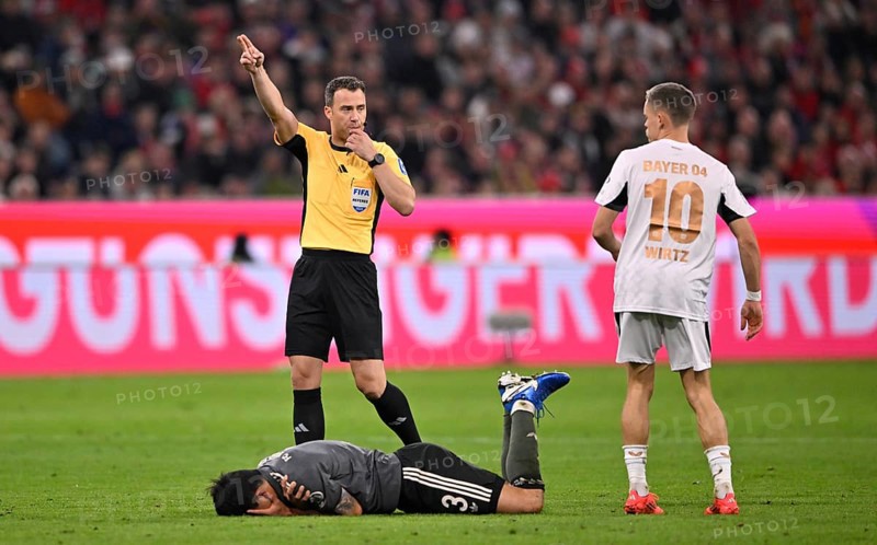 After foul, header duel duel action Florian Wirtz Bayer 04 Leverkusen (10) against Min-jae Kim FC Bayern Munich FCB (03) referee Felix Zwayer whistles foul, free kick, gesture, gesture, Allianz Arena, Munich, Bavaria, Germany, Europe