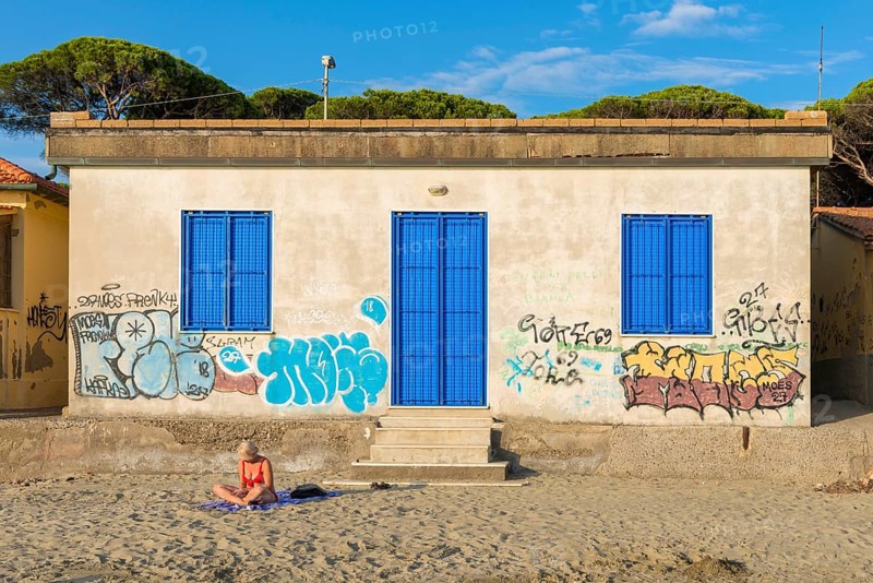 Abandoned beach house, beach, architecture, tourism, building, dilapidated, property, empty, nobody, vacancy, crisis, property crisis, Italy, Europe