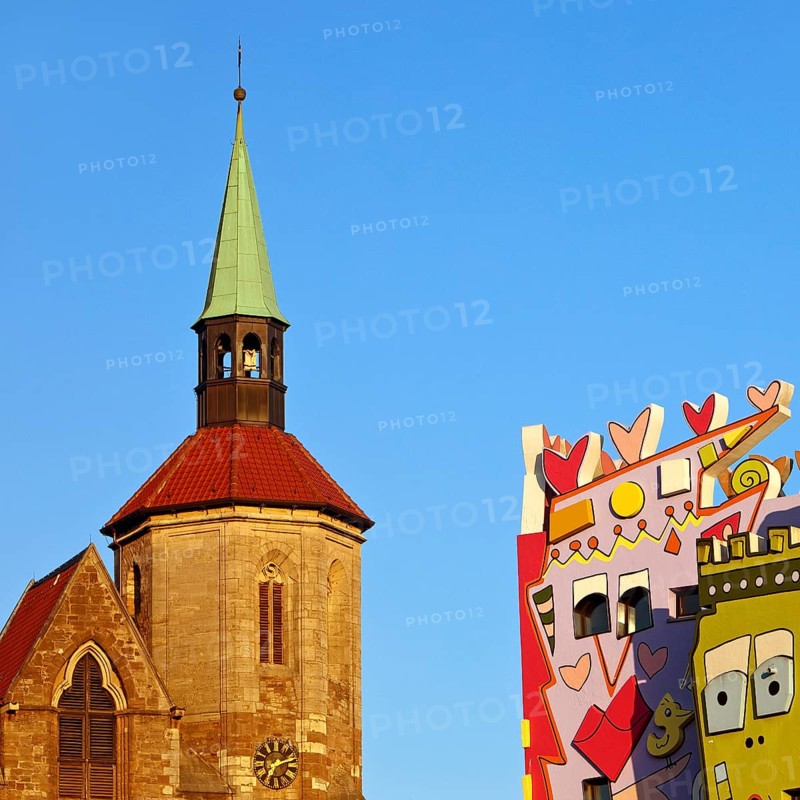 Magnikirche next to the Happy Rizzi House by the artist James Rizzi, architectural contrast, Braunschweig, Lower Saxony, Germany, Europe