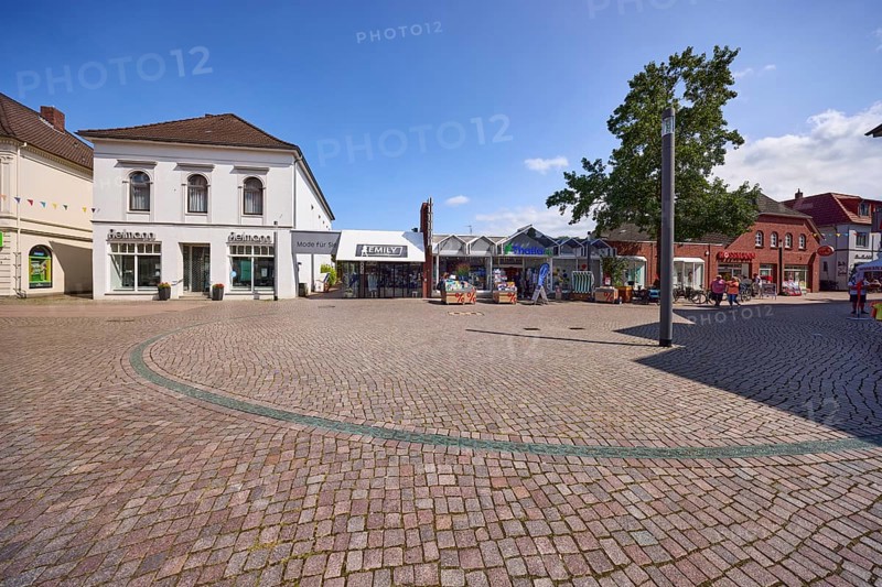 Acoustician Fielmann, fashion shop and bookshop Thalia in the pedestrian zone of Varel, district of Friesland, Lower Saxony, Germany, Europe