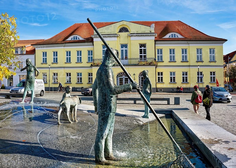 Fountain amber fisherman with family, bronze figures by Thomas Jastram, town hall, market square, amber town Ribnitz-Damgarten, peninsula Fischland-Darß-Zingst, Bodden, Baltic Sea, Mecklenburg-Vorpommern, Germany, Europe