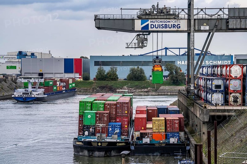 Port of Duisburg Ruhrort, Container freighter being loaded and unloaded at DeCeTe, Duisburg Container Terminal, Duisport, Duisburger Hafen AG, Duisburg, North Rhine-Westphalia, Germany, Europe