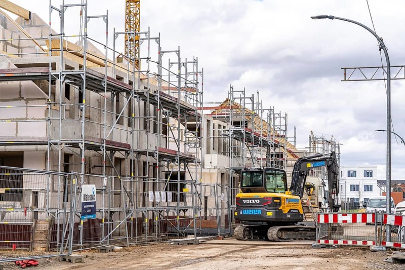 New development district, around 140 detached and semi-detached villas being built in the south of Duisburg, various property developers, shells, construction work, North Rhine-Westphalia, Germany, Europe