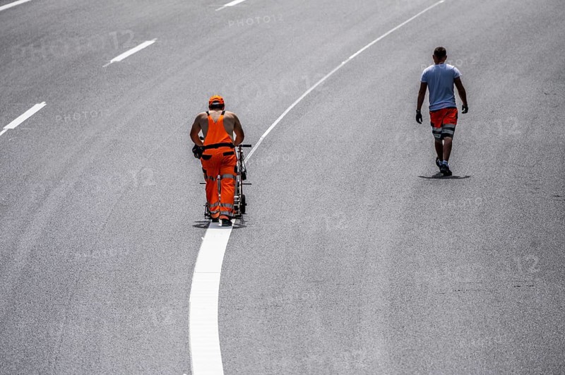 Marking work after the renewal of the road surface on the A40 motorway between the Kaiserberg junction and Mülheim-Heißen, in the direction of Essen, over a length of 7.6 kilometres, with whisper asphalt, so-called open-pored asphalt, 10-day closure of the motorway, North Rhine-Westphalia, Germany, Europe