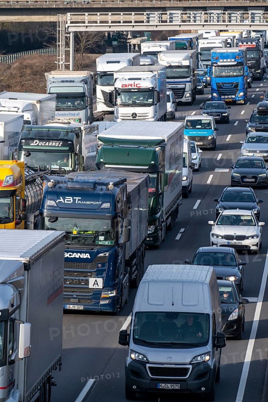 Traffic jam on the A3 motorway, at the Köln-Ost junction, heading south, four lanes jammed with cars and many trucks, over 8 kilometres in total, Cologne, North Rhine-Westphalia, Germany, Europe