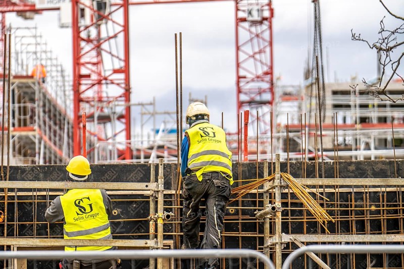Major construction site in Düsseldorf, on the B8, Danziger Straße, construction of a residential and commercial complex, Deiker Höfe, work on a reinforced concrete wall, North Rhine-Westphalia, Germany, Europe