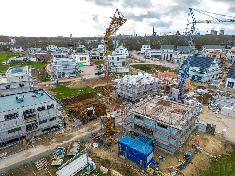New-build neighbourhood, around 140 detached and semi-detached houses being built in the south of Duisburg, various developers, shells, construction work, North Rhine-Westphalia, Germany, Europe