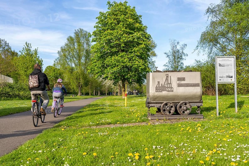 Section of the Ruhr Valley cycle path along the Ruhr, near Essen-Steele, North Rhine-Westphalia, Germany, Europe