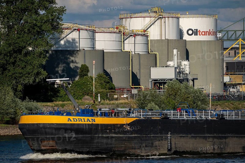 Duisburg harbours, tank terminal of Oiltanking Deutschland GmbH, large tanks for fuels and vegetable oils, on the Rhine, tanker, Duisburg, North Rhine-Westphalia, Germany, Europe