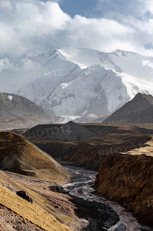 Achik Tash river, Achik Tash valley, behind glaciated and snow-covered mountain peak Pik Lenin, Trans Alay Mountains, Pamir Mountains, Osh Province, Kyrgyzstan, Asia
