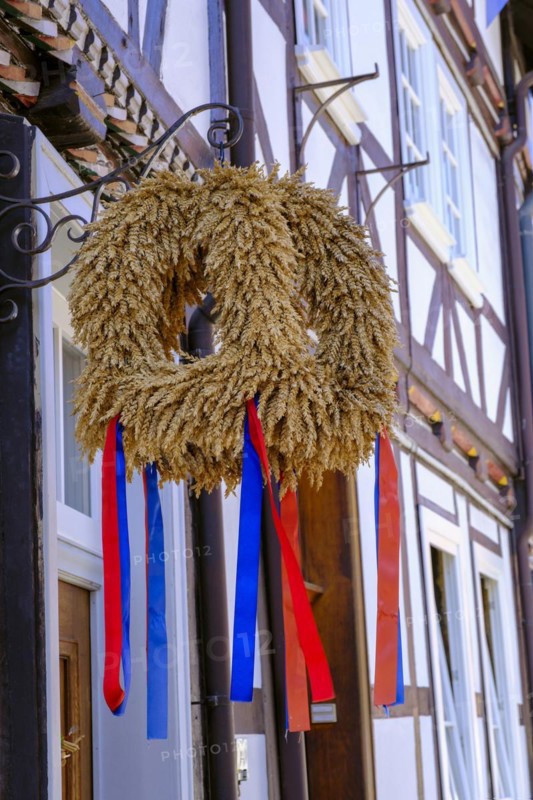 Harvest thanksgiving crown, half-timbered houses, Weberstrasse, Allendorf district, Bad Sooden-Allendorf, Werratal, Werra-Meißner district, Hesse, Germany, Europe