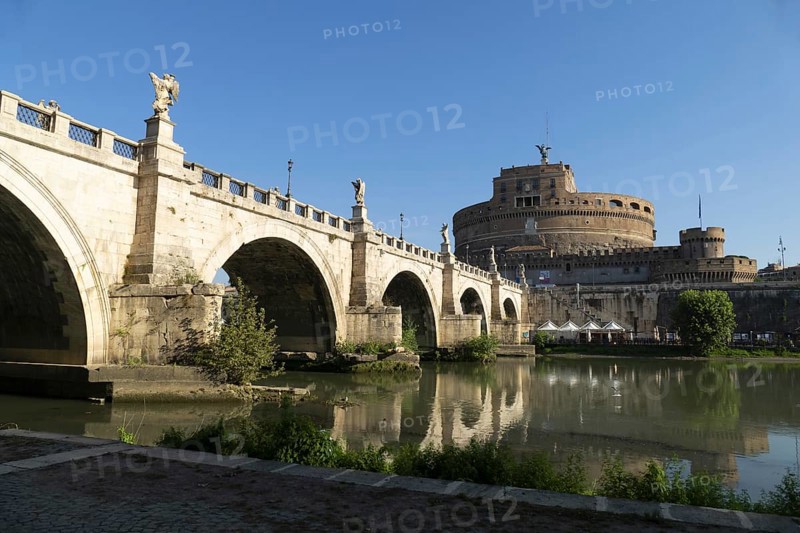 Engelsburg, Castel Sant'Angelo oder Mausoleo di Adriano, Rom, Italien / Mausoleum des Hadrian, Castel Sant'Angelo, Engelsburg, ein hoch aufragendes zylindrisches Gebäude im Parco Adriano, Rom, Italien