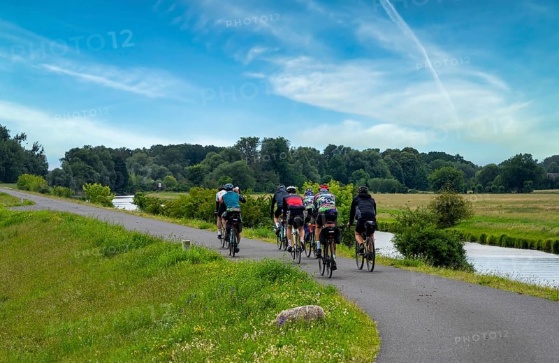 Cyclist on a cycle path by the river, landscape in the Lower Oder Valley National Park, Criewen, Brandenburg, Germany, Europe
