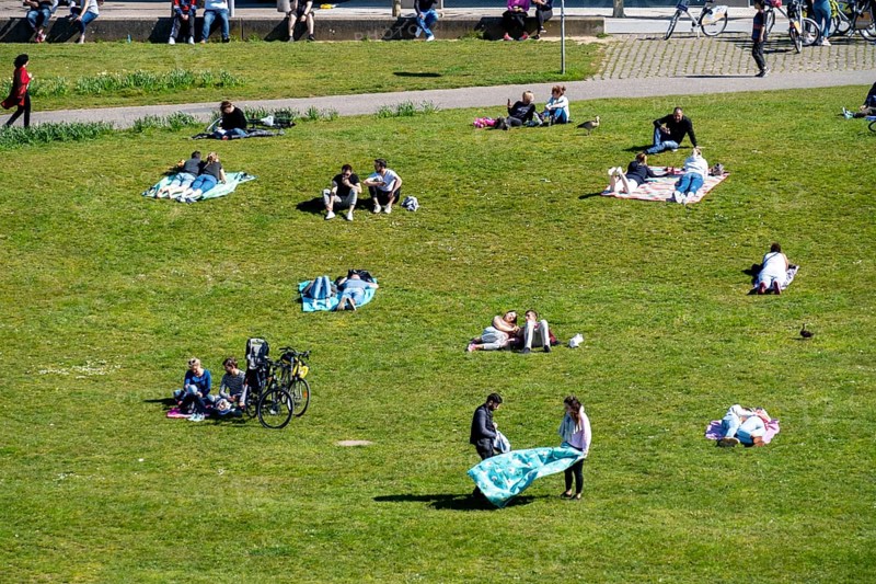 Düsseldorf on the Rhine during the corona crisis, the contact bans, keeping distance is mostly observed, despite many walkers in beautiful spring weather, effects of the corona crisis in Germany