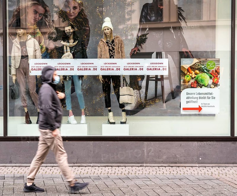 First day of the Christmas lockdown in the Corona crisis, the Galeria department stores' offers online orders and on-site collection, Click and Collect, department stores' on Hohe Straße in Cologne, North Rhine-Westphalia, Germany, Europe