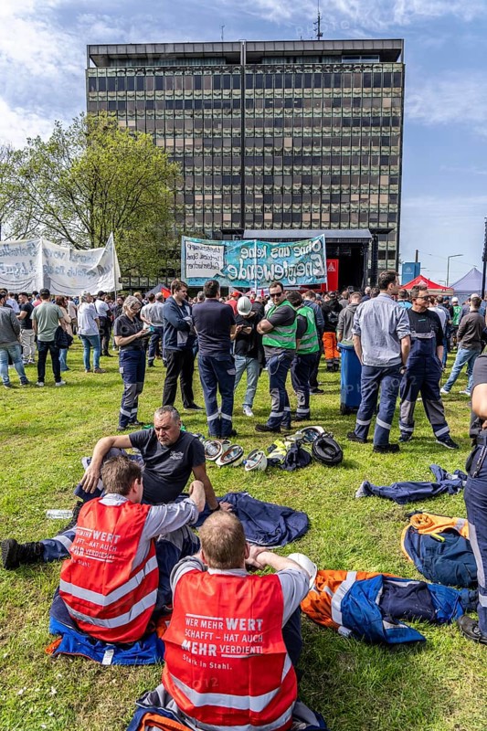Demonstration by many thousands of steelworkers in front of the headquarters of ThyssenKrupp Steel Europe in Duisburg against massive job cuts following the participation of a foreign investor in the company, Duisburg North Rhine-Westphalia, Germany, Europe