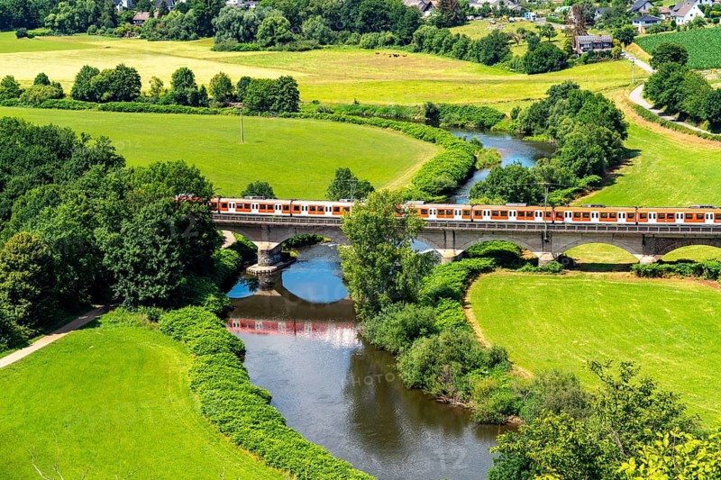 The River Sieg, between Oberauel and Blankenberg, near Hennef, bridge over the Sieg, for cyclists and railways, S-Bahn and regional railway line between Au (Sieg) and Aachen, regional transport in Oberbergisches Land, North Rhine-Westphalia, Germany, Europe