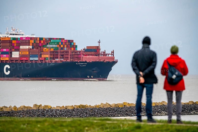Container freighter UASC AL NASRIYAH, flying the flag of the Marshall Islands, in the Elbe estuary, Cuxhaven, Lower Saxony, Germany, Europe