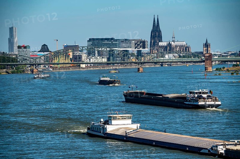 Crane houses, at the customs harbour, Cologne-South, residential and office high-rises, cargo ships, Cologne Cathedral, railway bridge south bridge, Cologne, North Rhine-Westphalia, Germany, Europe