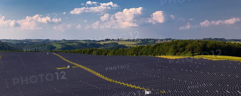 Large ground-mounted photovoltaic system, solar park in the Southern Eifel nature park Park, Ardennes, Arzfelder Hochfläche, Dauwelshausen, Rhineland-Palatinate, Germany, Europe