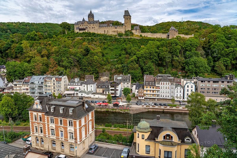 The town of Altena in the Sauerland, Märkischer Kreis, Altena Castle, the first German youth hostel, on the River Lenne, North Rhine-Westphalia, Germany, Europe