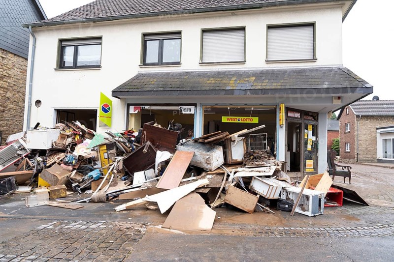 Flood in North Rhine-Westphalia, the village of Iversheim on the Erft was almost completely flooded Damage to almost all buildings and the road, clean-up work, Iversheim, district of Bad Münstereifel, North Rhine-Westphalia, Germany, Europe