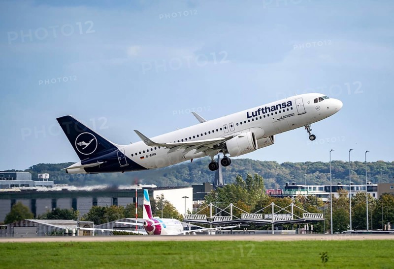 Lufthansa, Airbus A319-100, D-AILA, on take-off at Düsseldorf International Airport
