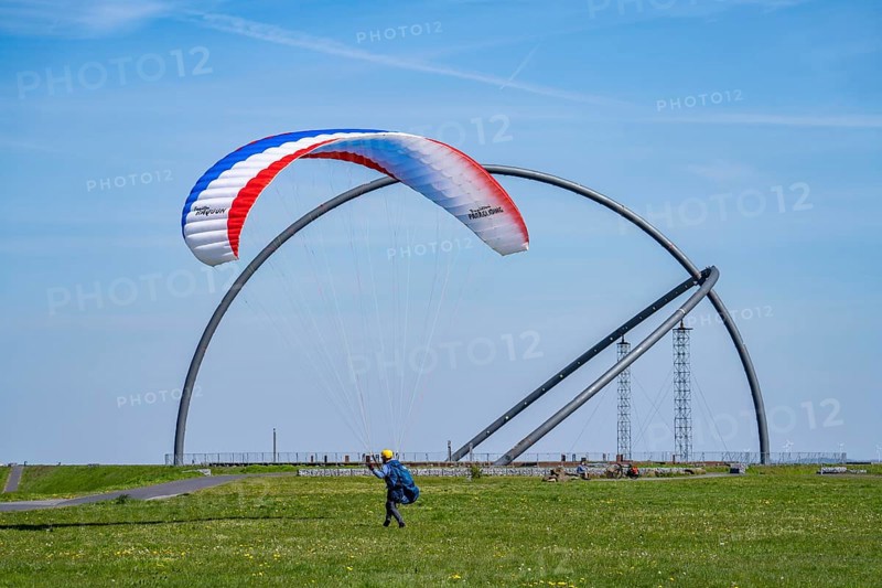 The Hoheward spoil tip, main part of the Hoheward Landscape Park, horizontal observatory, paraglider trying out his glider, Herten, North Rhine-Westphalia, Germany, Europe