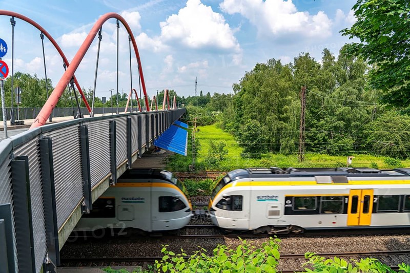Ripshorster Brücke Oberhausen, railway line, behind it the Gleispark Frintrop, former railway site, shunting yard closed in 1987, now landscape park, on the city limits of Oberhausen, part of the Emscher Landscape Park, Essen, North Rhine-Westphalia, Germany, Europe