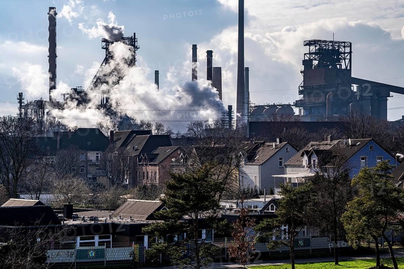 Blast furnaces Schwelgern, residential buildings in Duisburg-Marxloh, ThyssenKrupp Steel, Duisburg, North Rhine-Westphalia, Germany, Europe