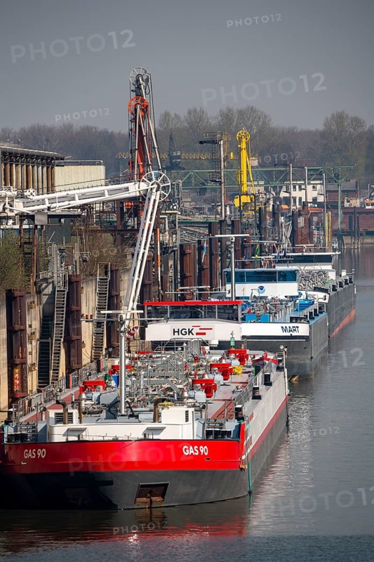 Duisport, Ruhrort harbour, oil island, TanQuid tank farm, for mineral oil products, chemical products, petrochemical products, liquefied gas, cargo ships, tanker, Duisburg, North Rhine-Westphalia, Germany, Europe
