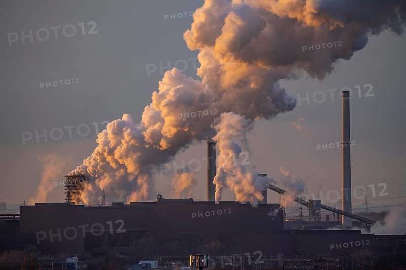 Skyline of the steel location Duisburg, Thyssenkrupp Steel Europe, in Duisburg-Bruckhausen, sunset, industrial scenery, North Rhine-Westphalia, Germany Oxygen steel plant 1, extinguishing cloud of the Schwelgern coking plant, Schwelgern coking plant, extinguishing cloud, extinguishing cloud, water vapour