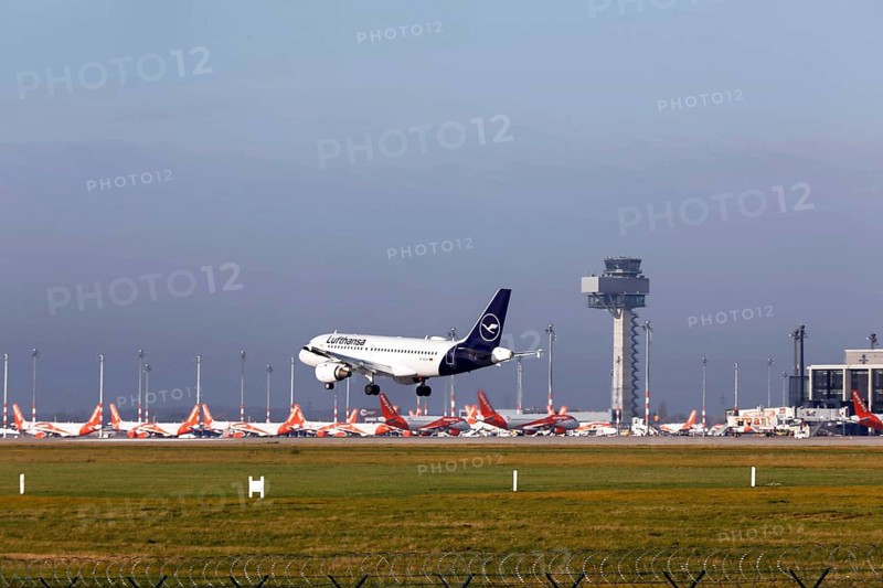 Landing of a Lufthansa Airbus A319 at BER Berlin Brandenburg Airport, Schönefeld, 13 November 2020