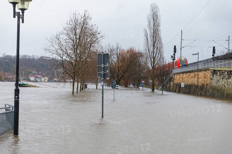 Elbe floods, the Elbe cycle path and the riverside roads of Pirna are flooded, Pirna, Saxony, Germany, Europe