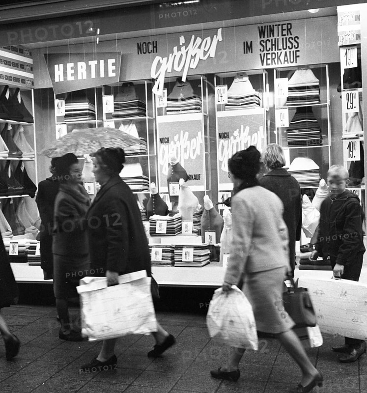 DEU, Germany, Dortmund: Personalities from politics, business and culture from the years 1965-71. Winter sales 1965, department stores', Europe