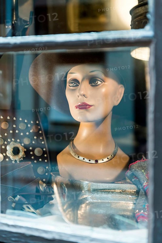 Mannequin, mannequin head, mannequin, shop window, fashion, headdress, jewellery, look, clothes, shop, shop, shopping, shopping, window, display, buy, offer, economy, Scandinavia, Sweden, Europe