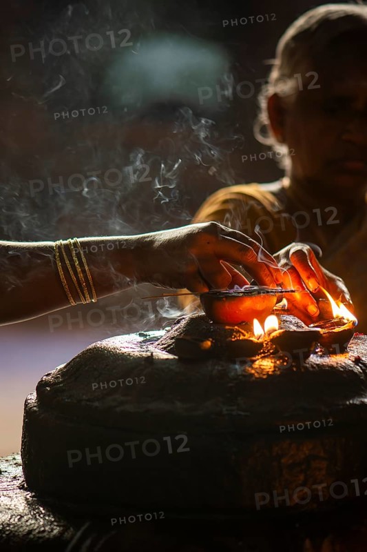 Women paying homage to the goddess Minakshi, Minakshi or Meenakshi or Sri Minakshi Sundareshwara Temple, Madurai, Tamil Nadu, India, Asia
